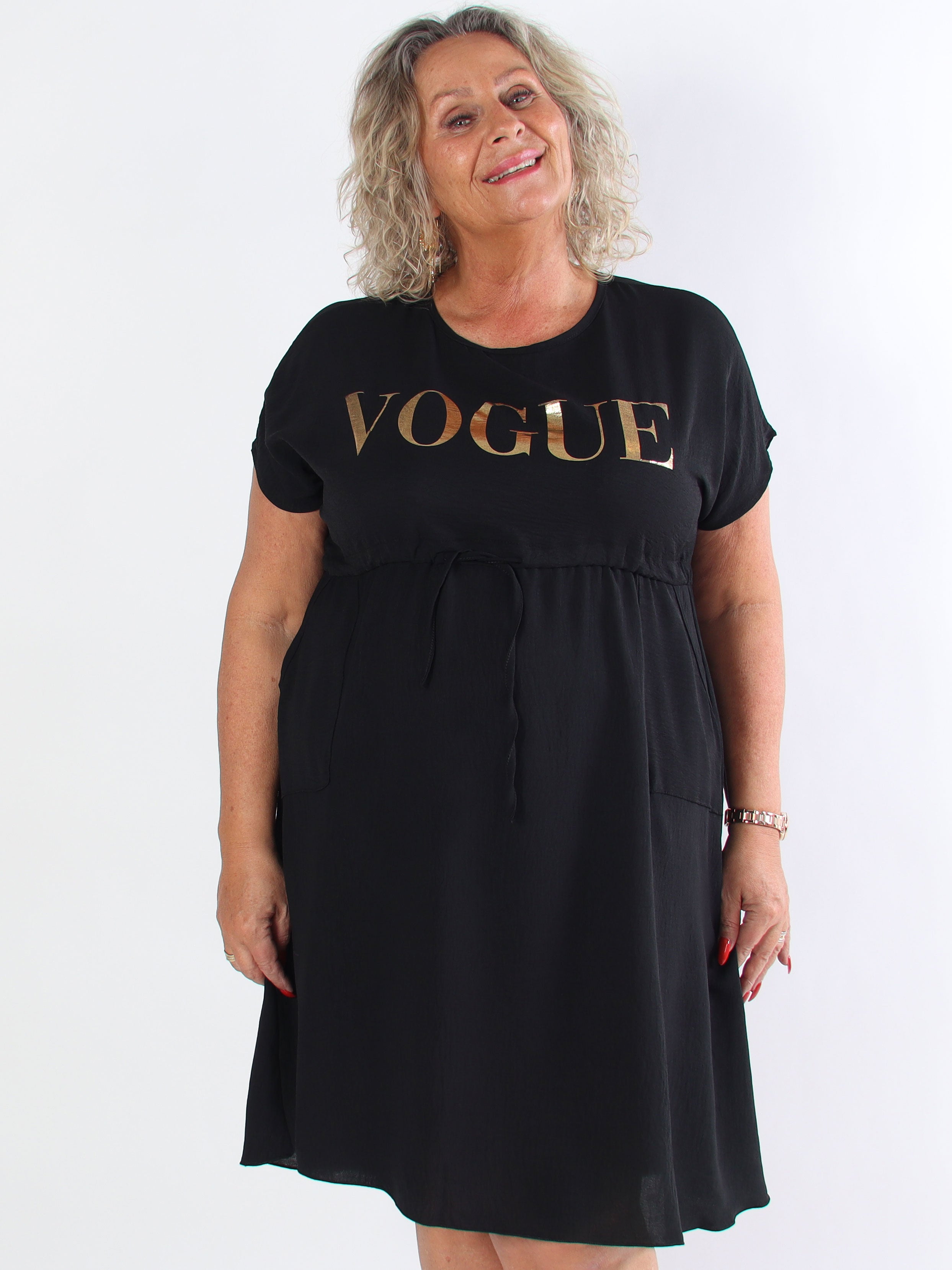 Ada - Sød plus size kjole med vogue henover brystet